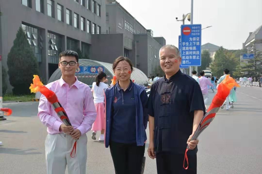 崔建华老师,锁凌燕老师慰问学生