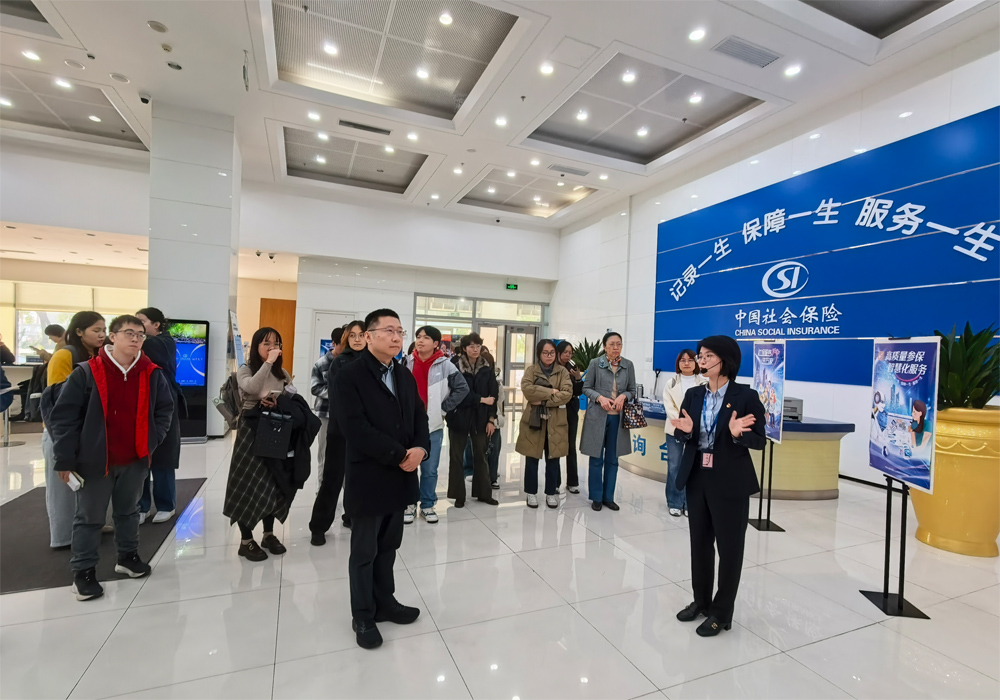 编辑后:图2:师生参观央保中心经办大厅.jpg