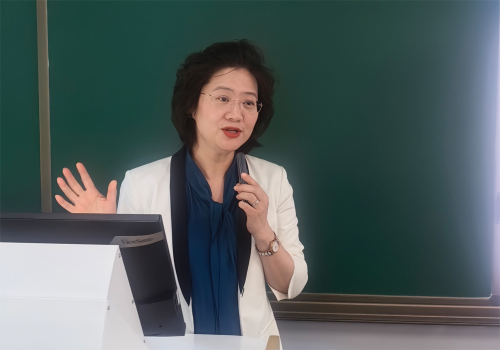 编辑后:图1 范娟娟演讲中.jpg 编辑后:图1 范娟娟演讲中.jpg