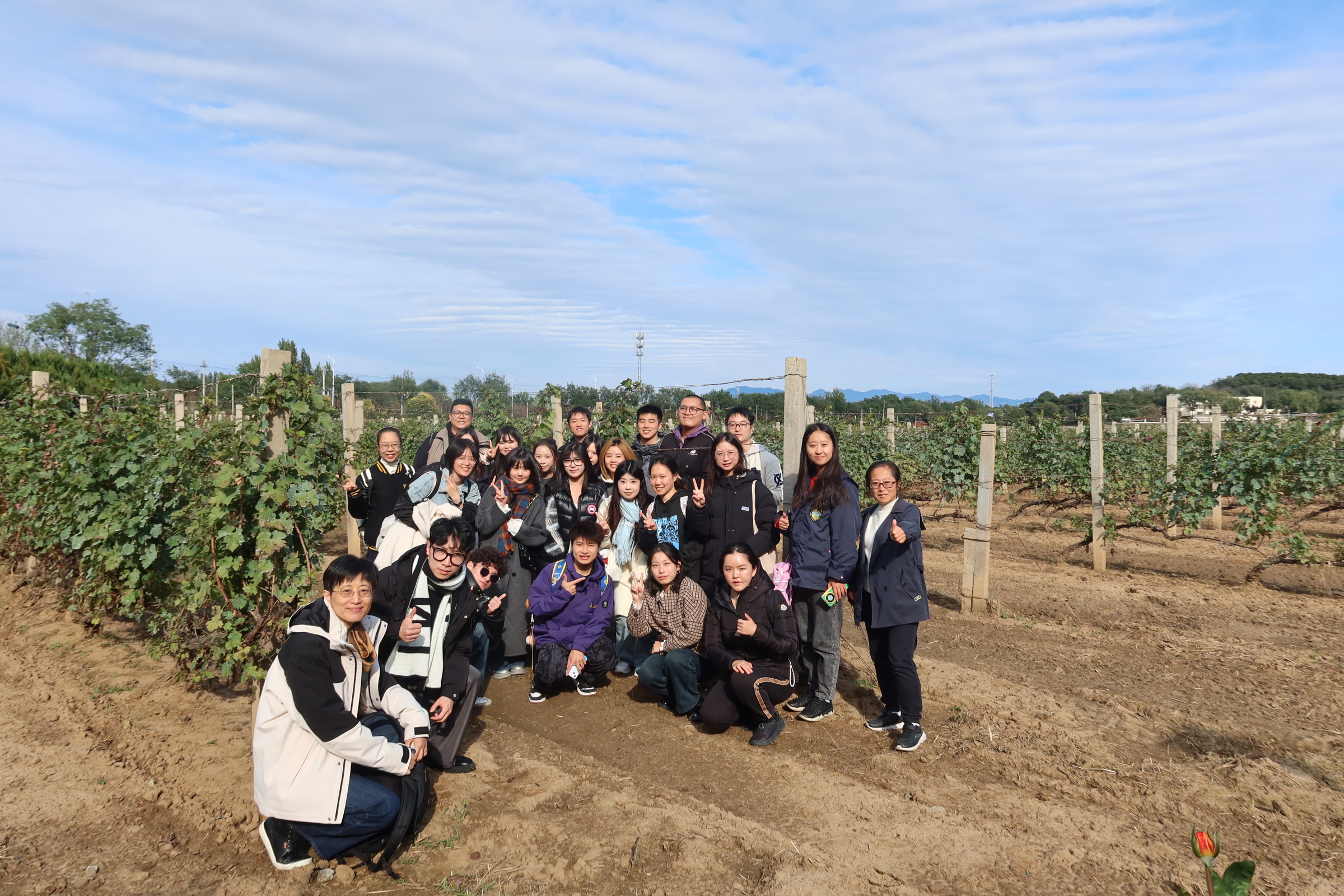 8-师生在葡萄种植园合影留念.JPG