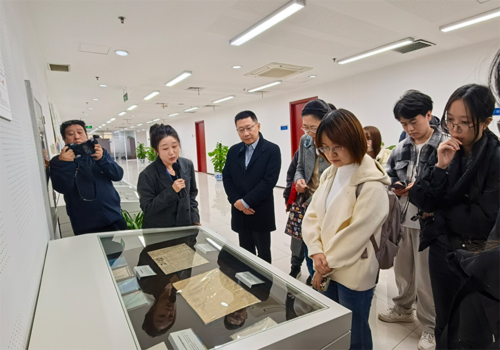 编辑后：图1：师生参观社会保险发展实物展.jpg