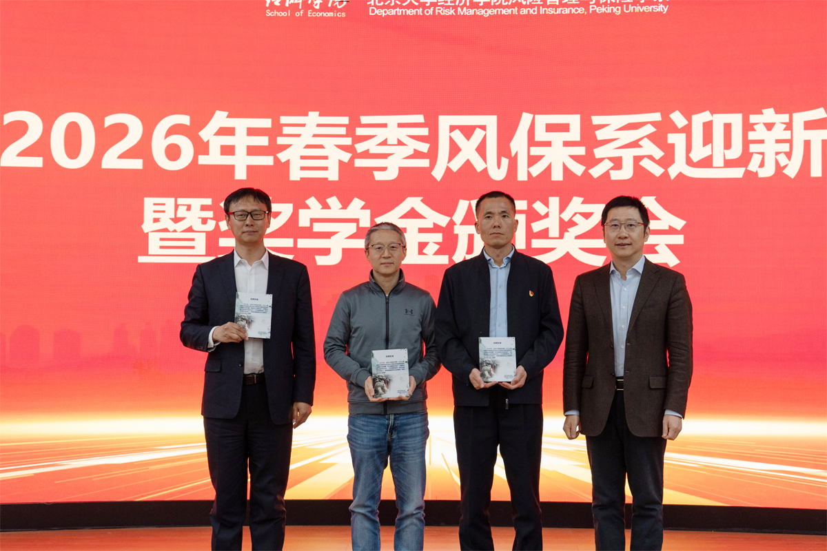 编辑后:图13 郑伟向系友赠送纪念牌 DSC02120.jpg