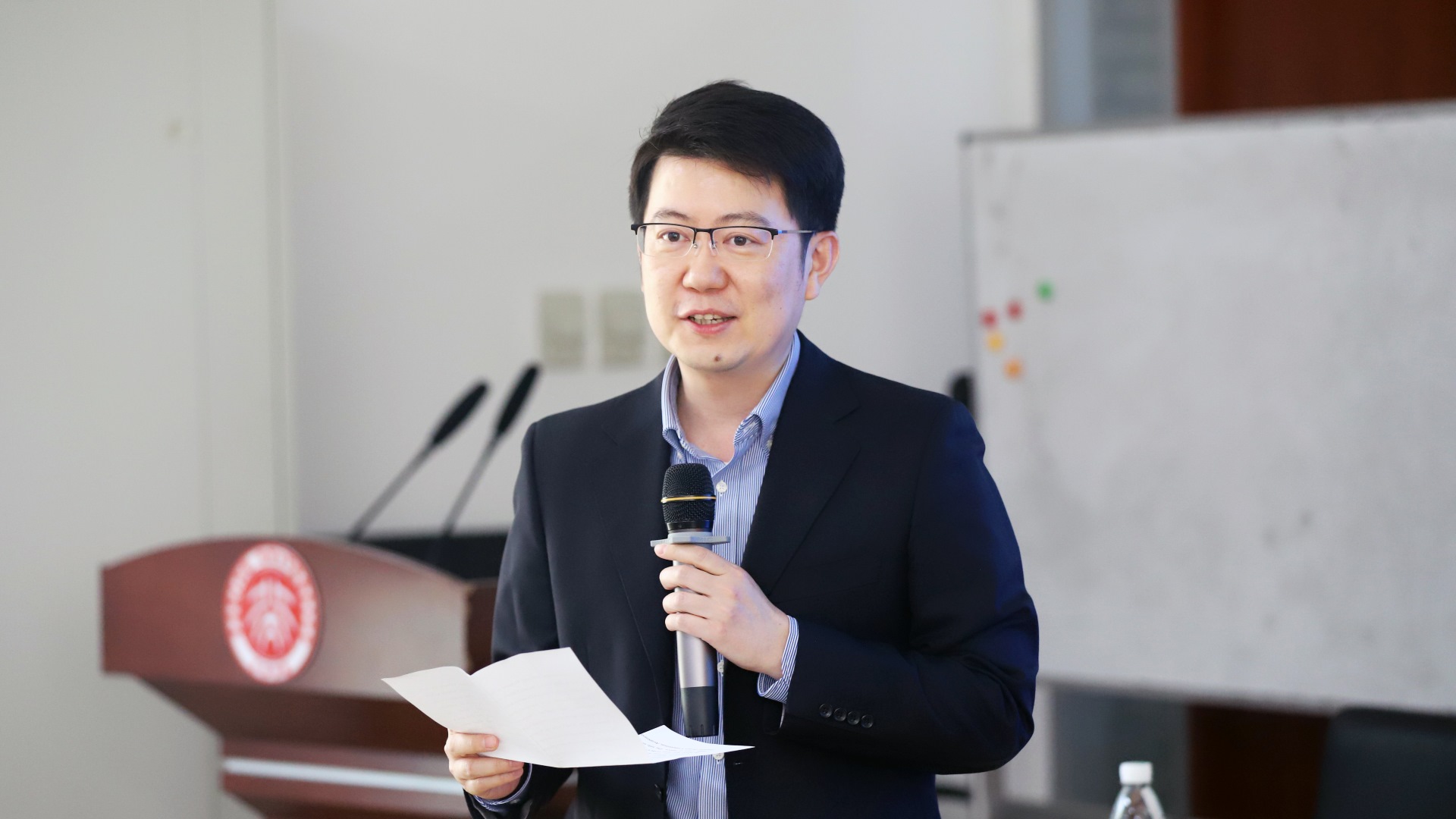 图2-秦雪征教授主持讲座 (2).jpg