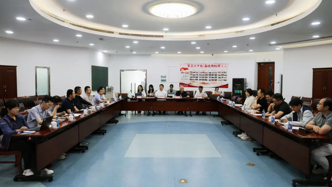 青年教师座谈会04.jpg 青年教师座谈会04.jpg