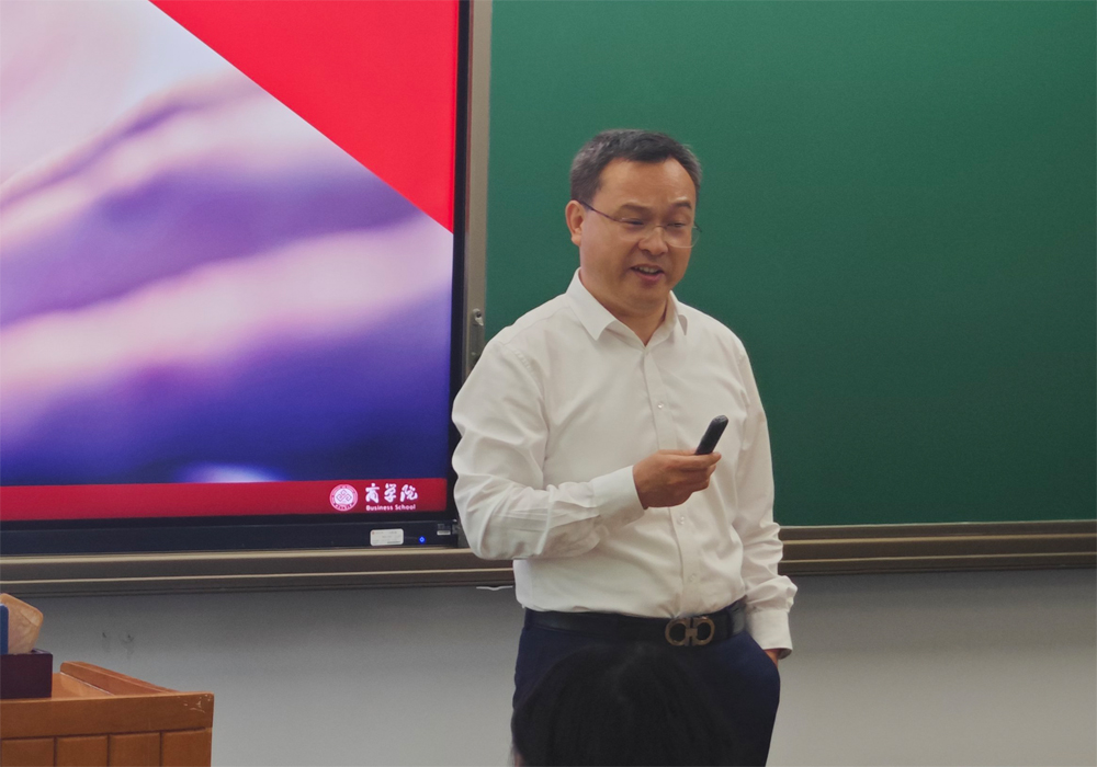编辑后：图1 王鹏程演讲中.jpg