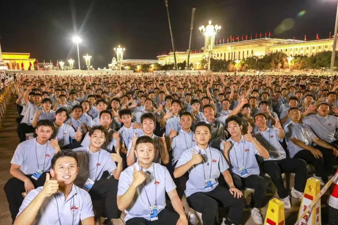 以青春之歌与志愿之行向祖国母亲献礼！北大经院青年在九三阅兵现场